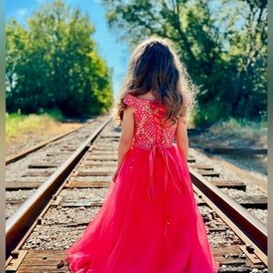 Girls long formal/pageant dress fits like 6/8 with corset. Too big need gone